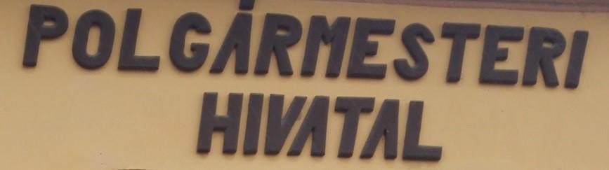 Amíg a középületeken inkább a plasztikus betűfeliratok