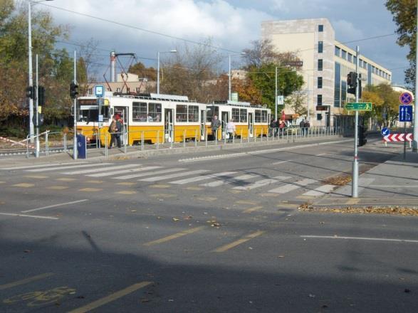 Megállóhelyek szélessége Szigetperonnál lényeges a megfelelő szélesség a két irány számára.