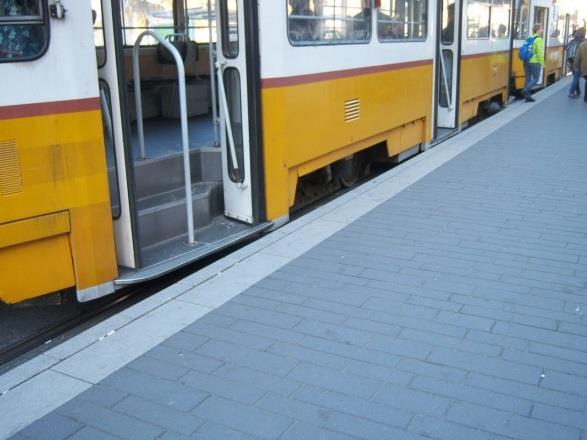 Megállóhelyi peronok magassága A magaspadlós villamosok első lépcsőjének szintje