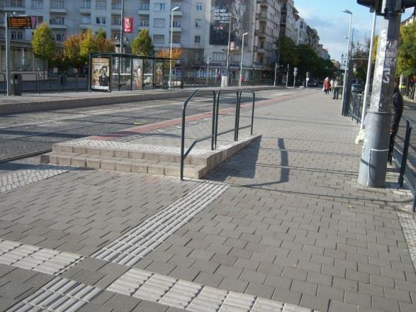 lépcsővel kombinálva építhető
