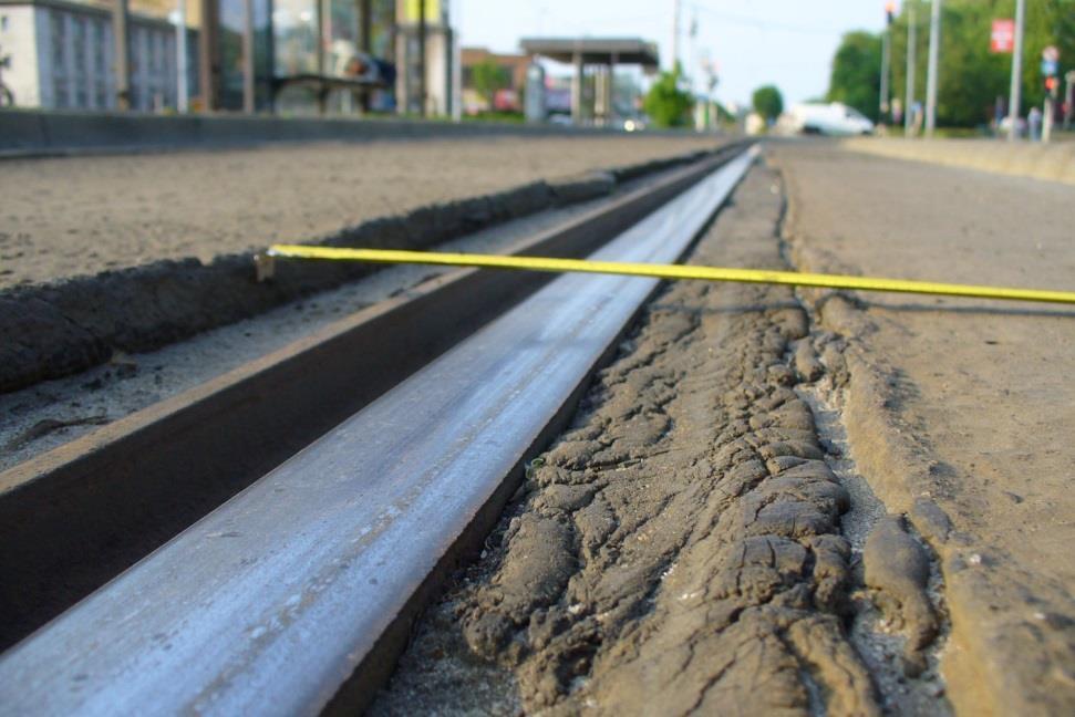 A sín-kerék kapcsolata Városi vasút specifikus problémák a sín kopása esetén a keréktalp külső része a burkolathoz ér >>> burkolat-rongálódás Régebben a közúti vasúti keréktalp keskenyebb volt, mint