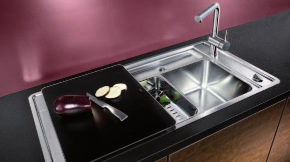 Elegáns design: a nagyvonalúan méretezett csepegtető és az I lapos beépítőperem A célszerűen elhelyezett kiöntő a főzőeszközök számára is helyet ad.