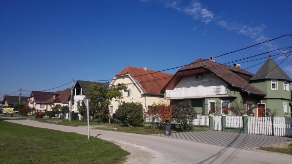 A település bemutatása 11 Az utcára merőleges hosszú, keskeny szalagtelkeken oromfalas, vagy kontyolt un.