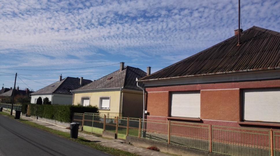 A Kossuth Lajos és Petőfi utcák között viszonylag kis mélységű, a többi utcán hosszú, házikerti-mezőgazdasági művelésre alkalmas lakótelkekkel találkozunk.