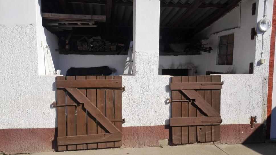 A kis előkertek a vidékre jellemzően az utcai kerítés formájú belső kerítéssel vannak elkerítve, hogy a háziállatok ne tegyenek kárt benne.