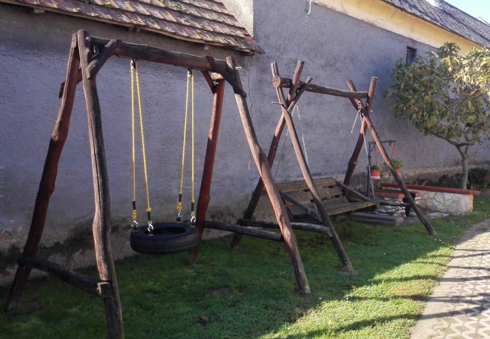 A 60-as évektől megjelentek a négyzetes alaprajzú sátortetős házak is, de nem okoznak törést a településképben.