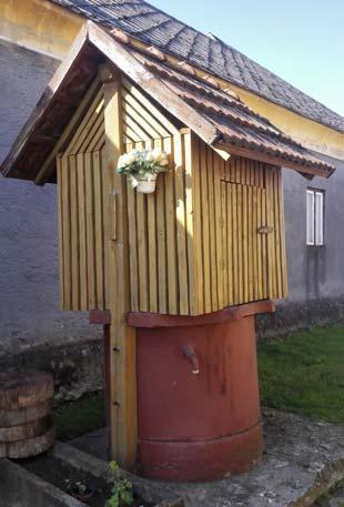 vannak festve, vagy homlokzatarchitektúrával vannak kiemelve.