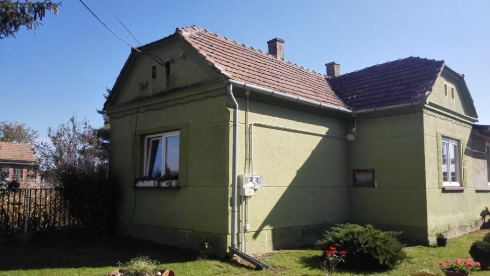 rózsákkal, virágokkal beültetett előkertekkel az áttört szép, míves kovácsoltvas kerítések mögött.