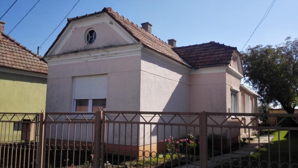 Az utcákban még találunk utcával párhuzamos nyeregtetőt is, de az épületek jó arányú földszintes T, vagy