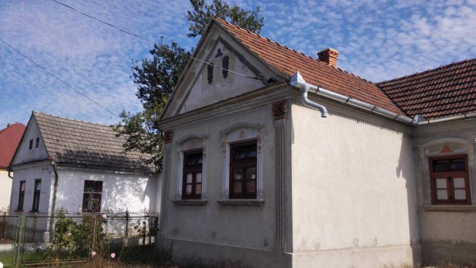 Az iskola épülete, bár az oktatás megszűnt sokféle tevékenységnek, klubnak, könyvtárnak ad otthon.
