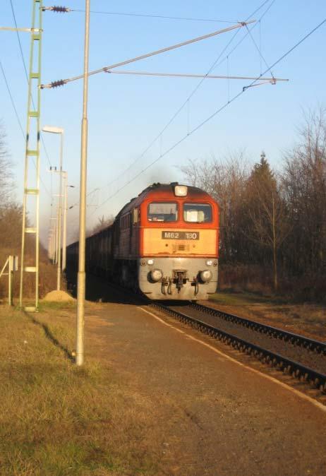 nyeregtetőkkel, raktárakkal, kerítése a hagyományos beton oszlopok közötti drótfonat mező.