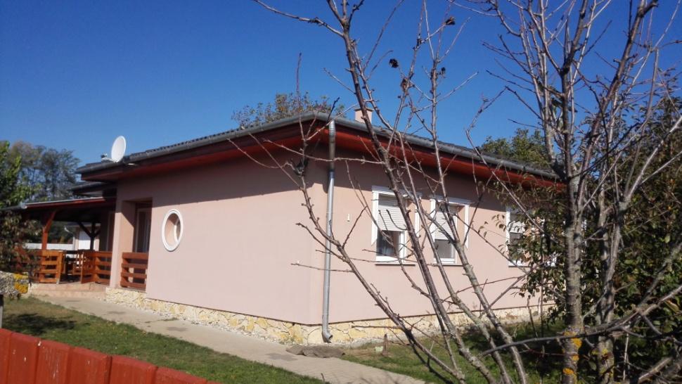 6 Jó példák 61 JÓ PÉLDÁK A község településképe, a települést övező táj alapvetően nem változott az évek során. A településközpont környéke a közpark és intézményfejlesztésekkel egyre szépül.