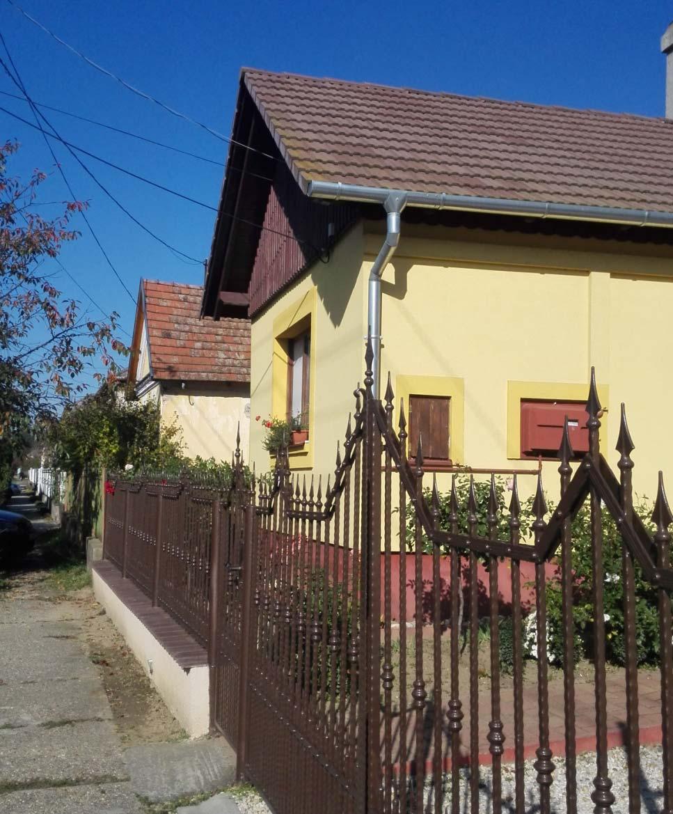 A község területén négy jelentősebb élővízfolyás, illetve felszíni víz található: déli harmadát a kisebb folyóvá növekvő fő vízgyűjtő, a Principális csatorna szeli át, nyugati határát a Berki patak,