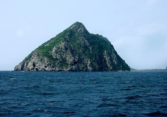 A hawaii Mauin található Molokini Crater, bár látványos kitöréseiről ismert, a turisták, különösen a búvárok