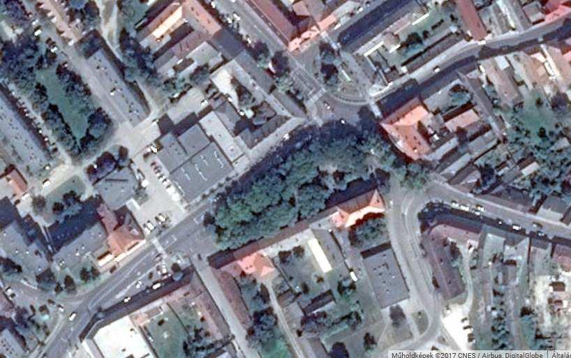 A helyszín leírása A Dunaföldvár Béke tér térképi adatai (vázrajz mellékletben): Súlyponti (átlag) koordináták 46 48' 22"N 18 55' 32" E, 103 m tszfm. (Adatok Google Earth-tól).