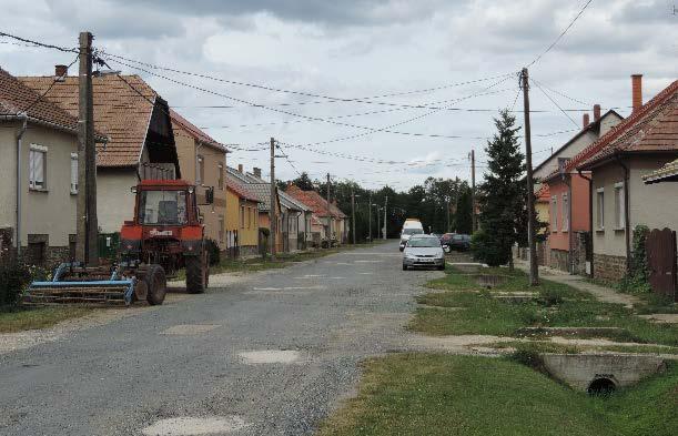 Váton halad át a 86-os számú főútvonal, amely mentén újabb településközponti funkciók