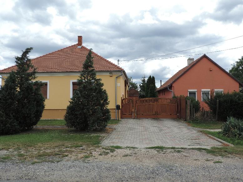 összetett tetőformájú épület
