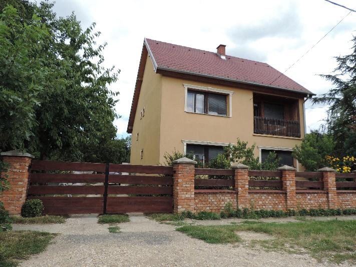 tervezzük, településképi szempontból javasolt az utcai homlokzat megtartása.