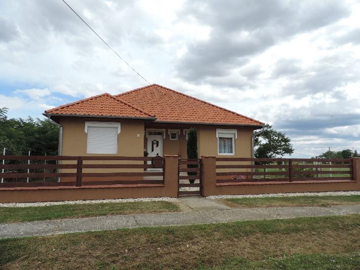 egyszerű épületei a mai házak tervezői számára is példát mutatnak.