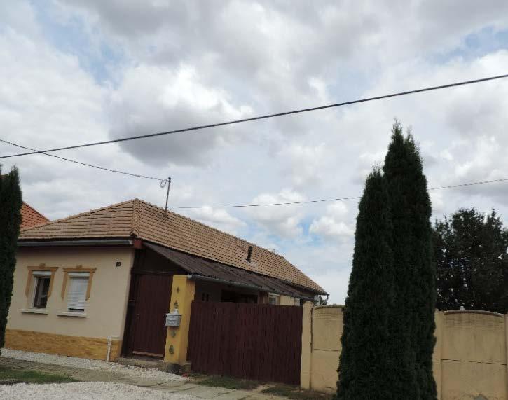 A három katonai felmérésből megállapítható, hogy a 86-os főútvonalat (belterületi nevén Magyar László utcát) leszámítva az abból elágazó Fő út a község életének legfontosabb és egyben legrégibb