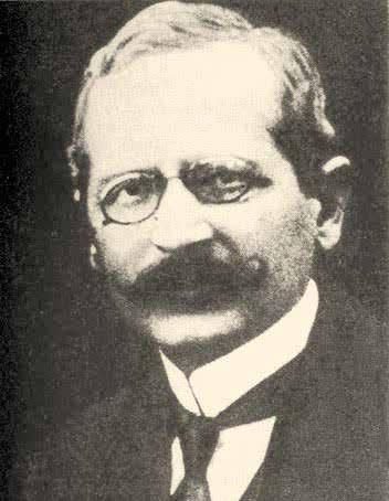 Még ugyanebben az évben királyi tanfelügyelő tollnokként kezdett dolgozni Lugoson. 1905. május 2-án összeházasodott Losonczy Emma (1883 1955) tanítónővel, aki két gyermeket szült neki.