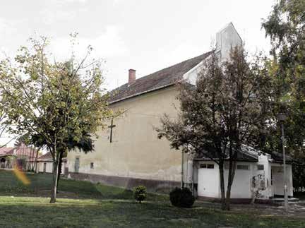 SZENTHÁROMSÁG SZOBOR A templom terén Mlinkó József emeltette 1782-ben a faragott kőemléket. Homorú háromoldalas Louis stílű, füzéres magas talapzatán bőségszarus puttók.