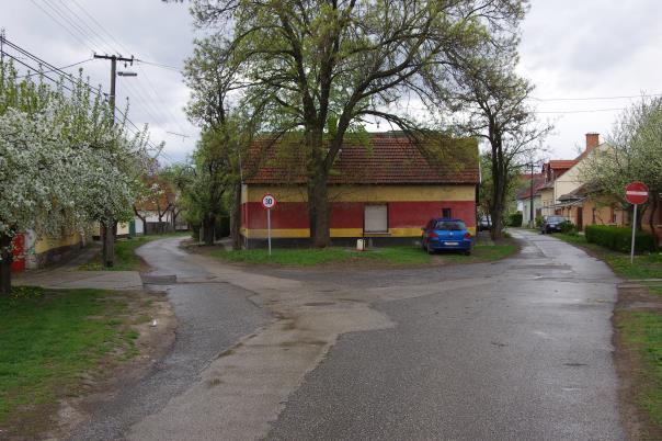 5.5. ábra (3).Falusias jellegű, előkertes ut- 5.6. ábra (4). Téglahomlokzatú, faragott oromca kép (fotó:karancsi Z. 2011) zatú polgárház (fotó: Karancsi Z.