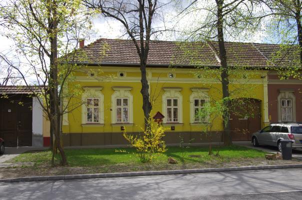 szerváltozás után ezen övezetben kezdődött el a modern társasházak építése (5.11., 5.12., 5.14. képek). 5.9. ábra (5).Kisvárosi polgári ház 5.10. ábra (7).