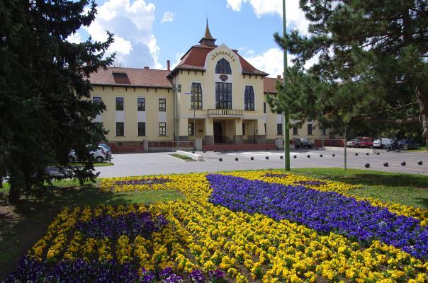 5.13. ábra (13). Városháza (fotó: Karancsi Z. 2011) A kisvárosi lakóövet keretezi a paraszti életformának megfelelő, polgárosodást kevésbé tükröző falusi kertes házak övezete.