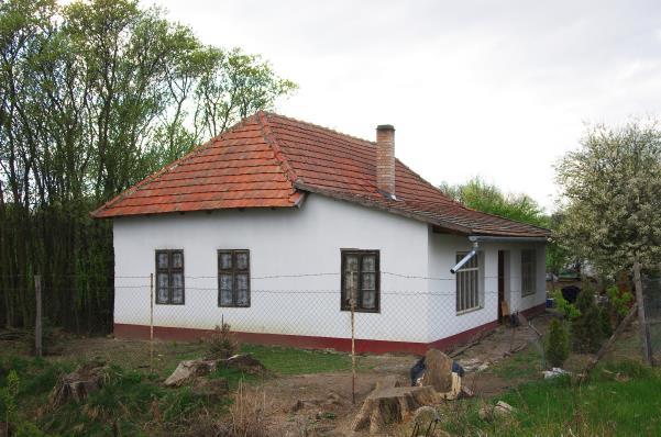 Az 1944-45-ös földosztás során 80000 rossz minőségű lakóépületet emeltek az alföldi városok külterületén.