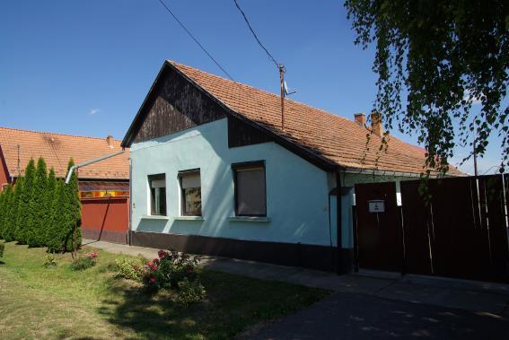 Leginkább a jellegtelen sátortetős egyen házak jellemzőek, melyek a 1960 évek óta nagyon elterjedtek hazánk