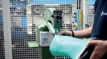 A WORKMASTER TÖRTÉNETE A LEGSZIGORÚBB SPECIFIKÁCIÓK Az osztályában vezető helyen szereplő szigetelt lábbelinket világszerte használják nagyfeszültséggel dolgozó személyek védelmére, a Workmaster