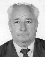 A kétnaposra tervezett munka bõ fél nap alatt elkészült, a hasogatott tûzifa szemet gyönyörködtetõ gúlában állt. Ez az akció jól sikerült.