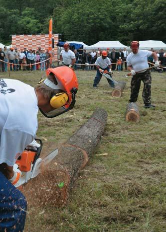 A betétes lábvédõt, a sisakot, valamint a lánckenõ olajat a Stihl Kft. bocsátotta rendelkezésre.