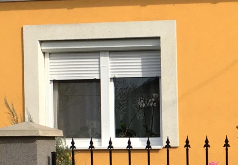 A településre jellemző a kétszárnyú ablakok, az utcai homlokzaton dupla, szimmetrikus kialakítással. Az ablakok formája hagyományos szögletes, íves ablakok nem jellemzők a településre.