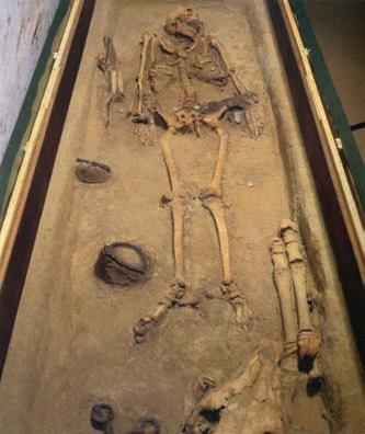 Régészeti források A régészet egy nép földbe került és ránk maradt tárgyi hagyatékát rendezi. A temetkezési szokások utalhatnak a nép hiedelem- és szokásvilágára is.