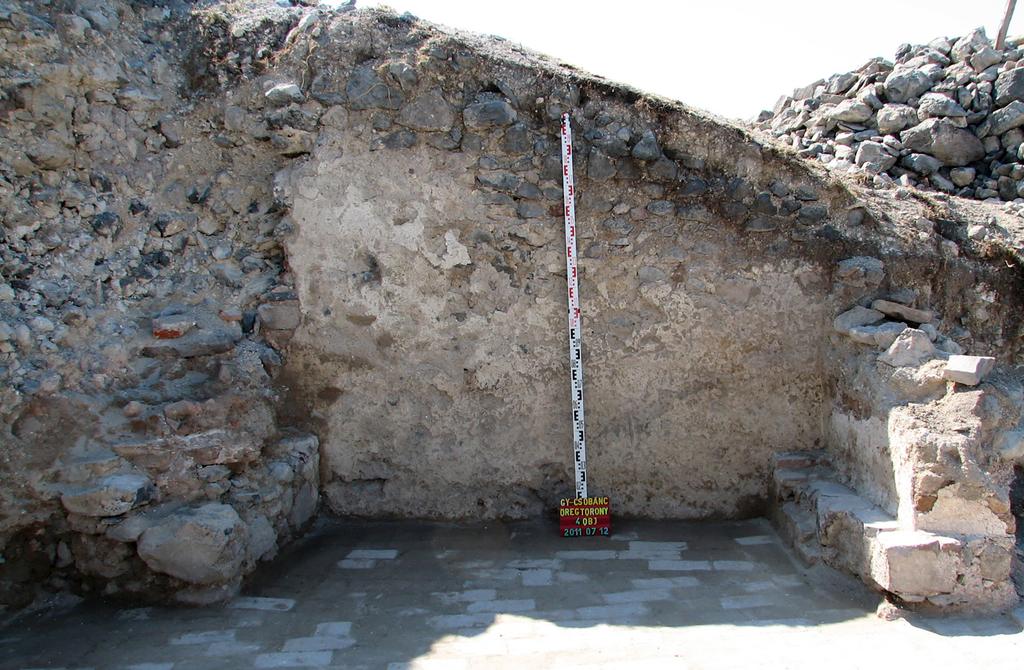 Régészeti Kutatások Magyarországon 2011 Gyulakeszi, Csobánc-hegy (Csobánc vár) már nem látszottak, a templom tégláit elhordták.