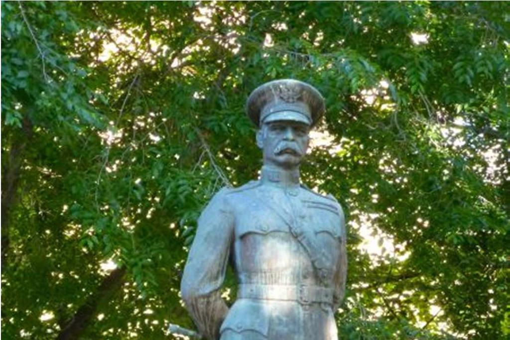 A szobrokban gazdag Szabadság téren megtalálható (a német bevándorlók fiából amerikai tábornokká emelkedett)harry Hill Bandholtz szobra is, aki az első világháború után az amerikai katonai misszió