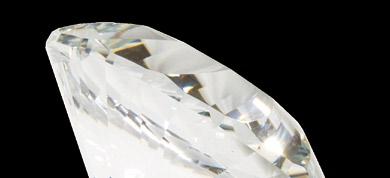 A kiemelkedő eredmény titka, hogy a mechanikus tisztítás mikroszkópikus méretű gyémántok milliárdjaival történik.