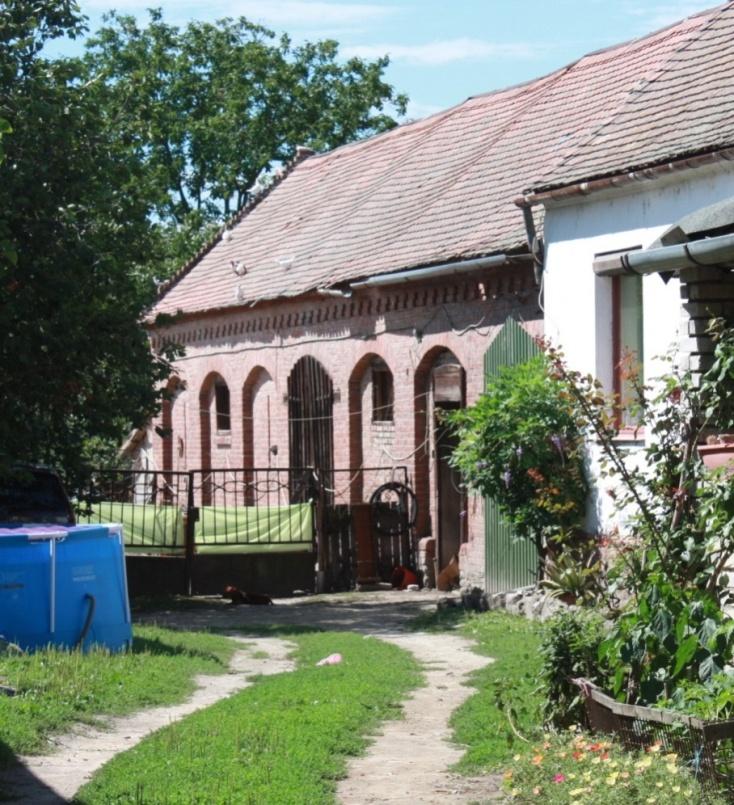 A fésűs beépítésű telek utcafrontján álló, lopott tornácos hagyományos lakóépület jellemző a település építészetére.