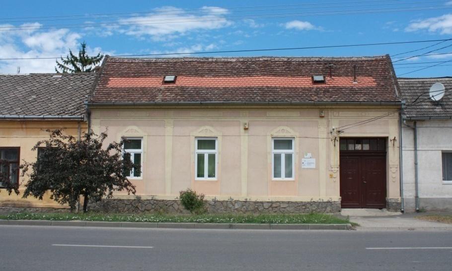 A telek utcafrontján zártsorúan épült polgárház homlokzata 1+1+1+1 tengelyes, melynek utolsó tengelye az áthajtó kapu. Az 1900 as évek elején épülhetett.