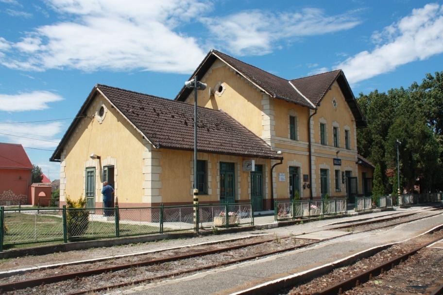 A település vasútállomása 1895 ben épülhetett a Szentlőrinc és Sellye közötti vasútvonal átadásakor.