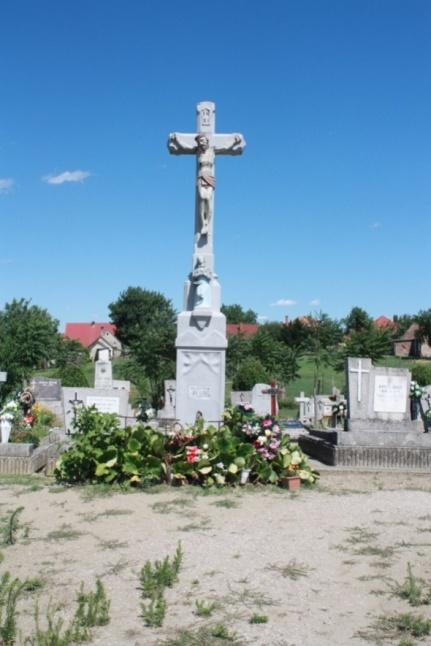 kőkereszt a temető védendő értékes eleme. Felújított állapotban van.