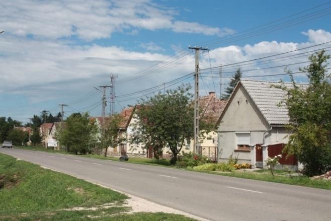 szerint egymenetes, utcára merőleges gerincű épületek állnak, ezeket