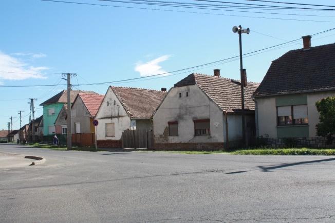 gerincű, polgáriasabb beépítés.