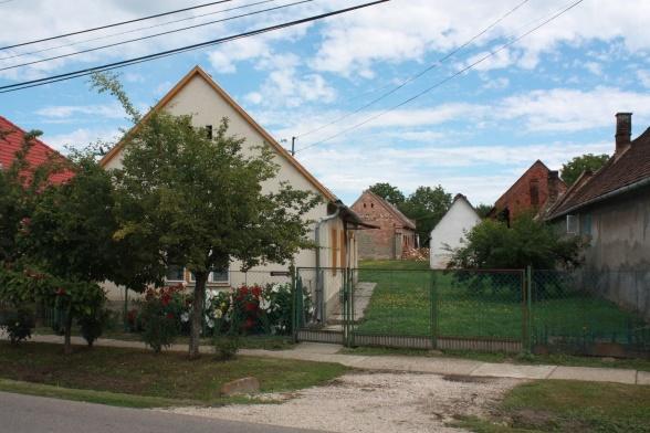 39 Csak a széles telkek esetében fordul elő, hogy a beépített oldalhatár átellenes oldalán is létesült kisebb gazdasági épület ezek általában górék.