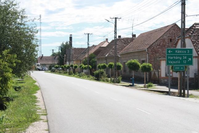 A Dózsa György utcában a járda általában az utcai határon álló épületekhez csatlakozva fut; ahol a beépítés vonala ettől kicsit hátrébb húzódik, ott