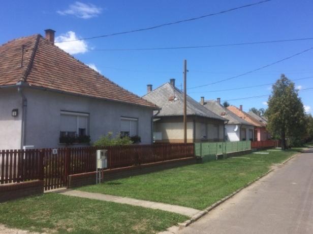 az 1950 es, 60 as évek sátortetős tömbjei; a 70 es években