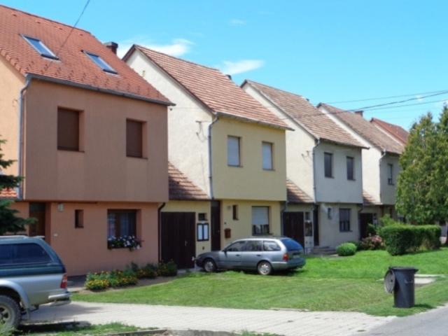 sátortetős területe Radnóti utca Új beépítésű terület: A 70 es