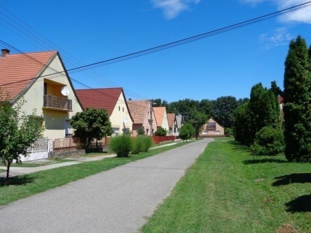 sorházak, láncházak formájában Széchenyi utcai sorház) Láncház